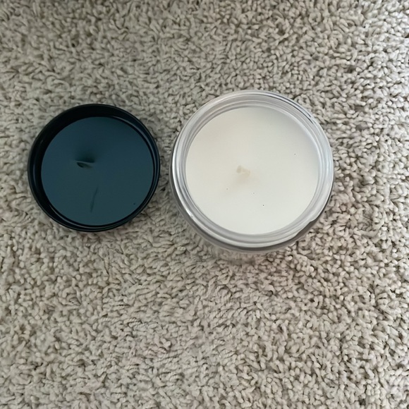 Bath and body works candle - Picture 2 of 3